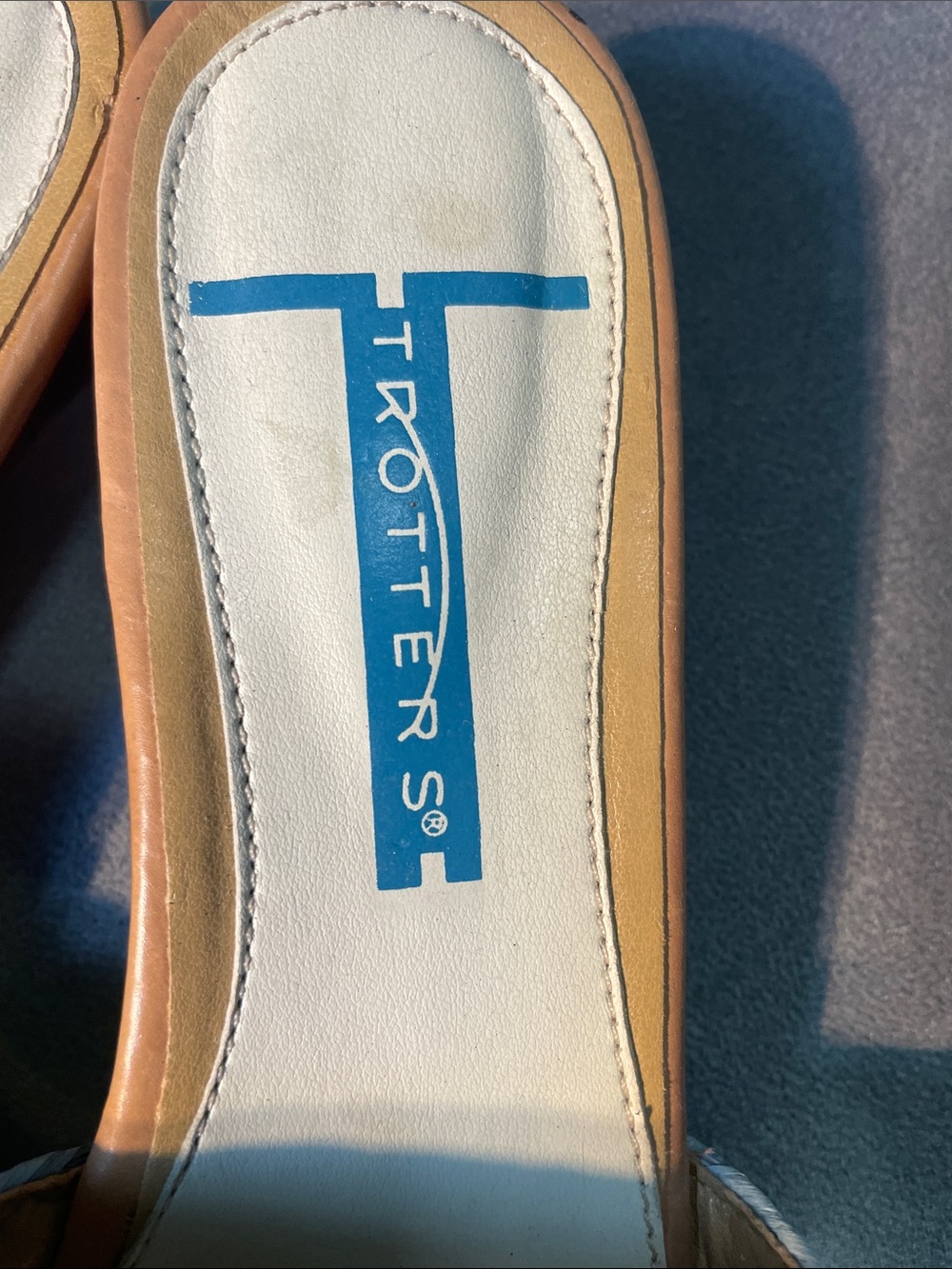 Trotters Women's Tan & Light Blue Woven Slide Mules | 7.5 - Picture 2 of 7